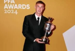 "Chelsea's Palmer Wins PFA Young Player of the Year, Edging Out Saka and Man United Youngsters"