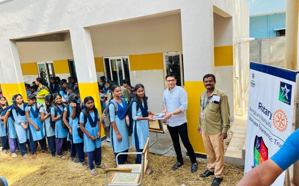 Idia College Alumni Donate 2,500 School Bags, Notebooks to Alma Mater