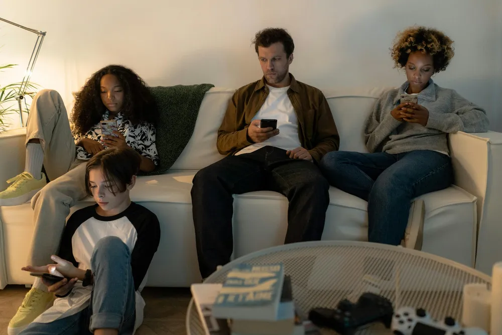 South Africans spend almost half the day on screens, new report reveals