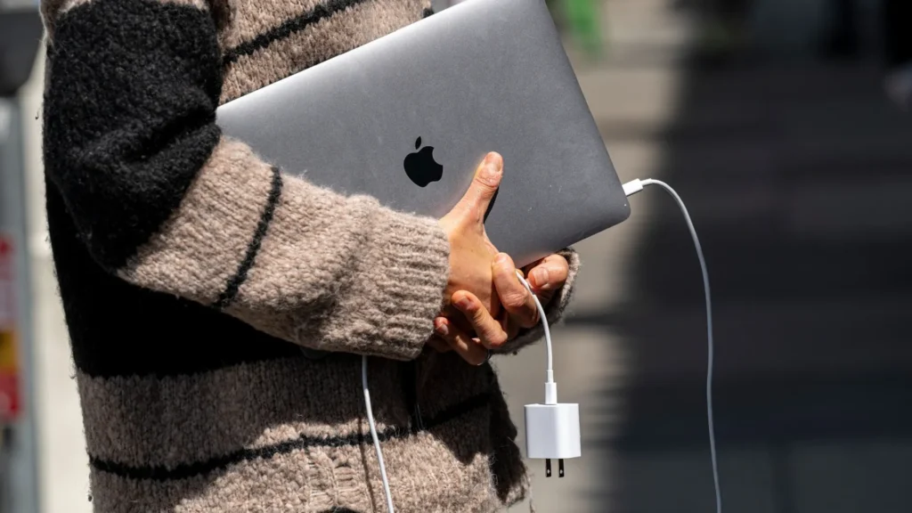 Apple’s Nearly $140 Billion Quarter Signals Strong Year-End Momentum and New Product Wave Ahead