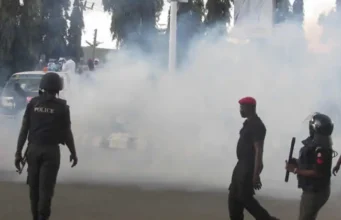 BREAKING: Tear gas fired as El-Rufai supporters, protesters clash at EFCC Headquarters El-Rufai