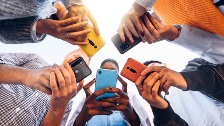 Greek Social Media Ban Pushes Parents to Breaking Point as Families Battle Children’s Phone Addiction